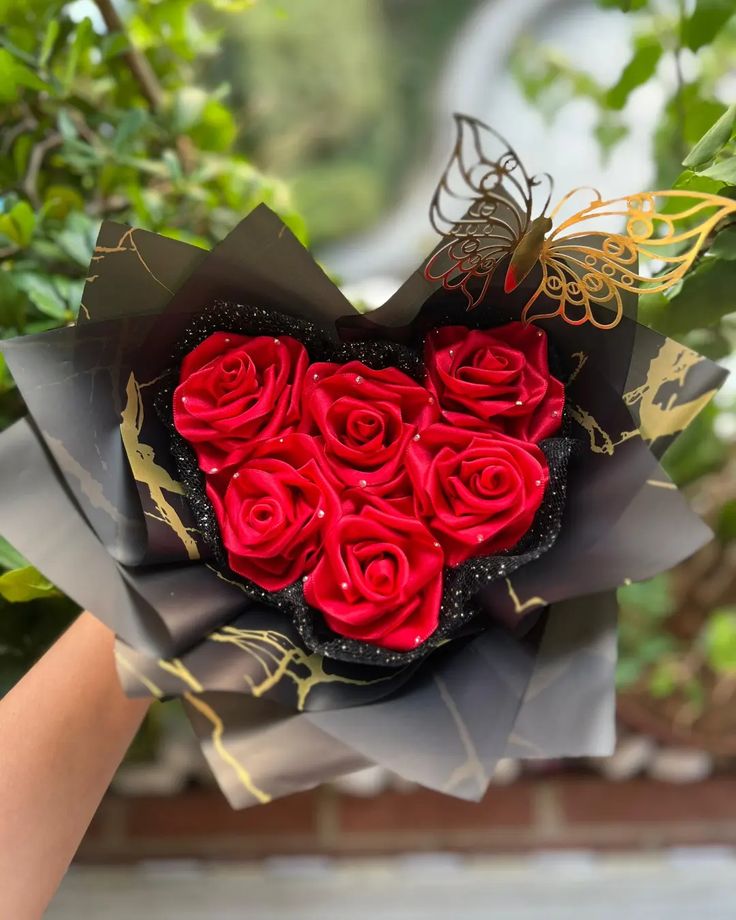 RAMO DE 6 ROSAS EN CORAZON